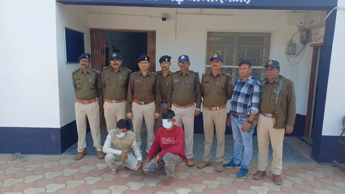 नकली करेंसी के विरुद्ध पुलिस की कार्रवाई 2 गिरफ्तार, 98 नकली नोट व प्रिंटर जप्त