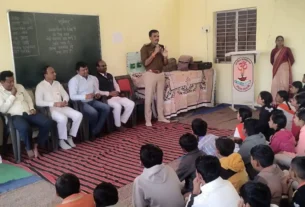 सड़क सुरक्षा जीवन रक्षा थीम पर सरस्वती शिशु मंदिर विद्यालय मे पुलिस ने किया जागरुक।