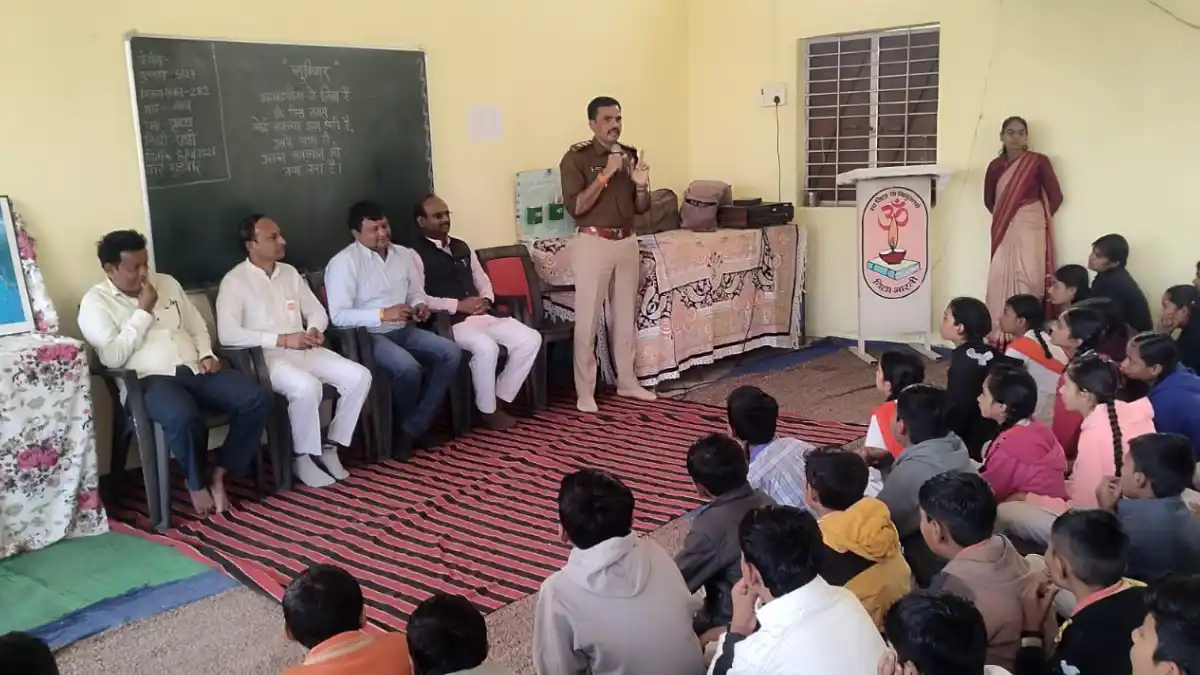 सड़क सुरक्षा जीवन रक्षा थीम पर सरस्वती शिशु मंदिर विद्यालय मे पुलिस ने किया जागरुक।