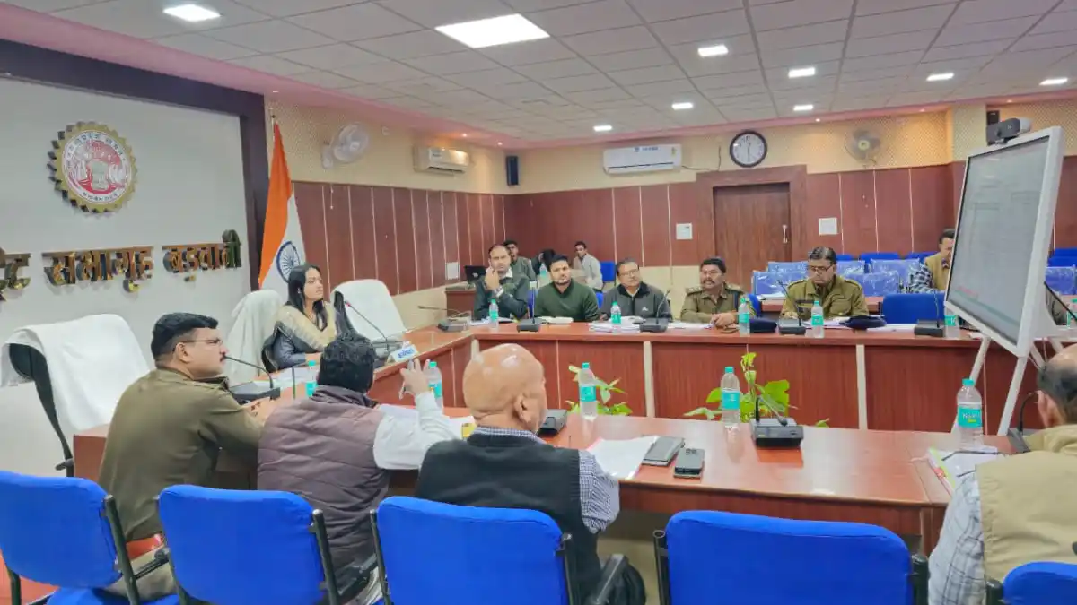 DM की अध्यक्षता में जिला सड़क सुरक्षा समिति की बैठक आयोजित,जिले में चिह्नित 17 ब्लैक स्पॉट, साइन बोर्ड लगाने के दिये निर्देश