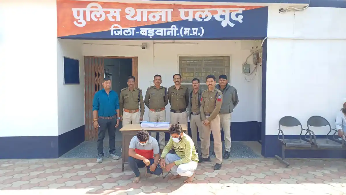 ऑपरेशन प्रहार के तहत पुलिस की बड़ी कार्रवाई दो देशी पिस्टल के साथ दो आरोपी गिरफ्तार