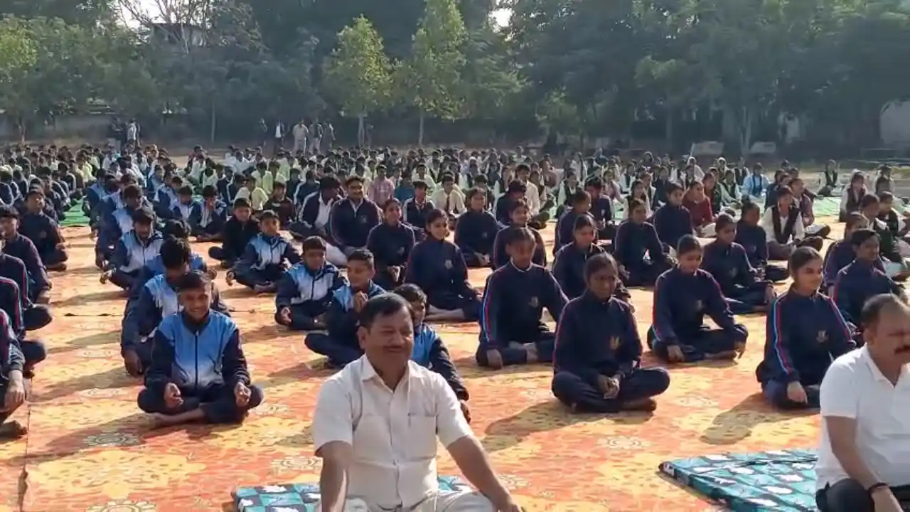 जिला मुख्यालय पर सामूहिक सूर्य नमस्कार का हुआ आयोजन,विद्यार्थियों जनप्रतिनिधियों सहित अधिकारियों ने किया योगाभ्यास