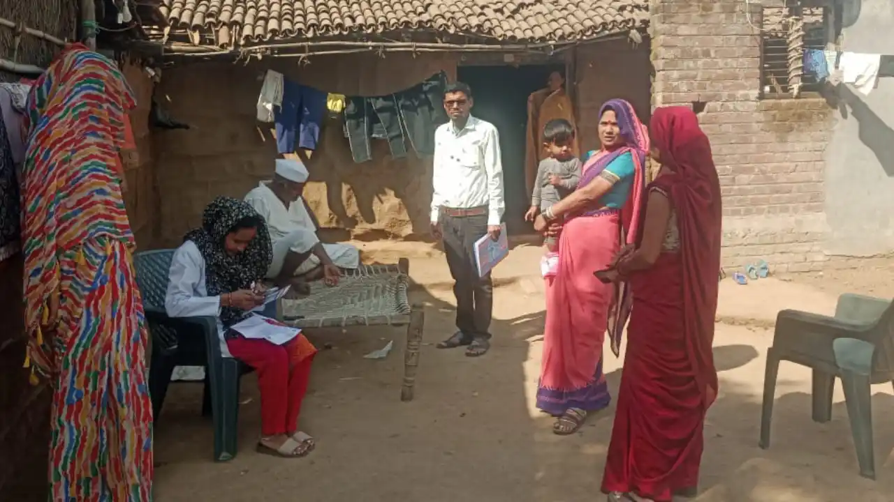 संकल्प से समाधान अभियान के जरिए घर-घर पहुँच रहा प्रशासन।