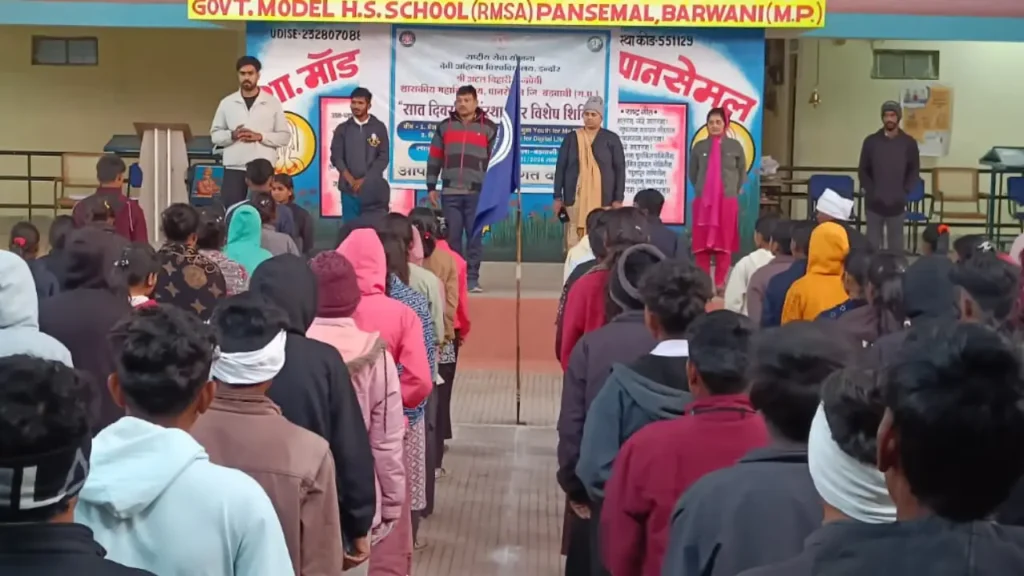 NSS शिविर के दौरान योग प्रशिक्षक ने विद्यार्थियों को योग प्राणायाम सिखाया, श्रमदान कर किया स्वच्छता कार्य।