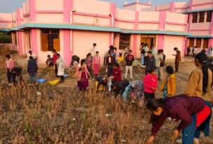 NSS शिविर के दौरान योग प्रशिक्षक ने विद्यार्थियों को योग प्राणायाम सिखाया, श्रमदान कर किया स्वच्छता कार्य।