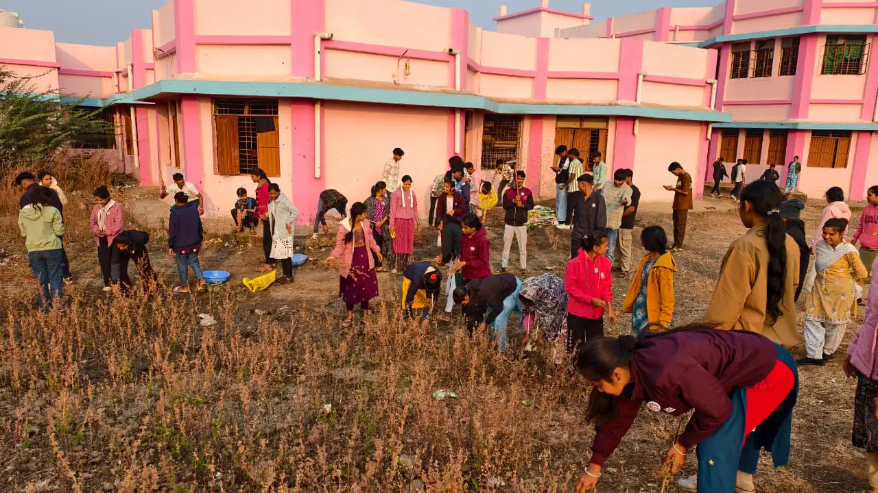 NSS शिविर के दौरान योग प्रशिक्षक ने विद्यार्थियों को योग प्राणायाम सिखाया, श्रमदान कर किया स्वच्छता कार्य।