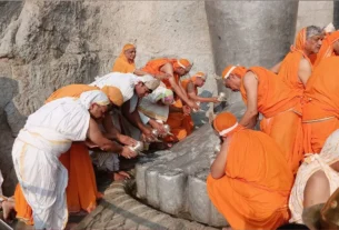 विश्व के सबसे पहले भगवान के किए अभिषेक मुनिश्री का लिया मंगल आशीर्वाद,भजनों की स्वर लहरियो से नए वर्ष का स्वागत।