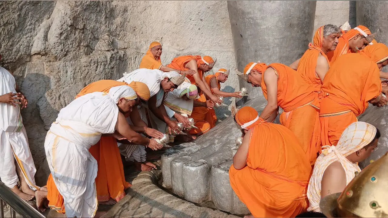 विश्व के सबसे पहले भगवान के किए अभिषेक मुनिश्री का लिया मंगल आशीर्वाद,भजनों की स्वर लहरियो से नए वर्ष का स्वागत।