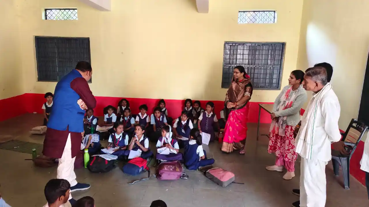 जनपद पंचायत अध्यक्ष ने टेमला स्कूल पहुंचकर,स्टाफ एवं बच्चों से की चर्चा,अध्यापन कार्य की जानकारी प्राप्त की।