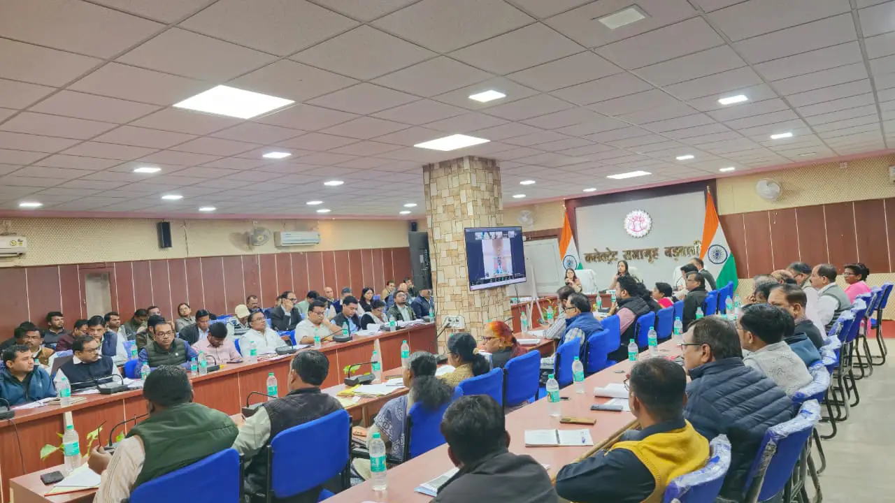 सभी नगरीय निकायों एवं ग्रामीण क्षेत्रों में शुद्ध एवं सुरक्षित पेयजल की व्यवस्था सुदृढ़ करे- कलेक्टर