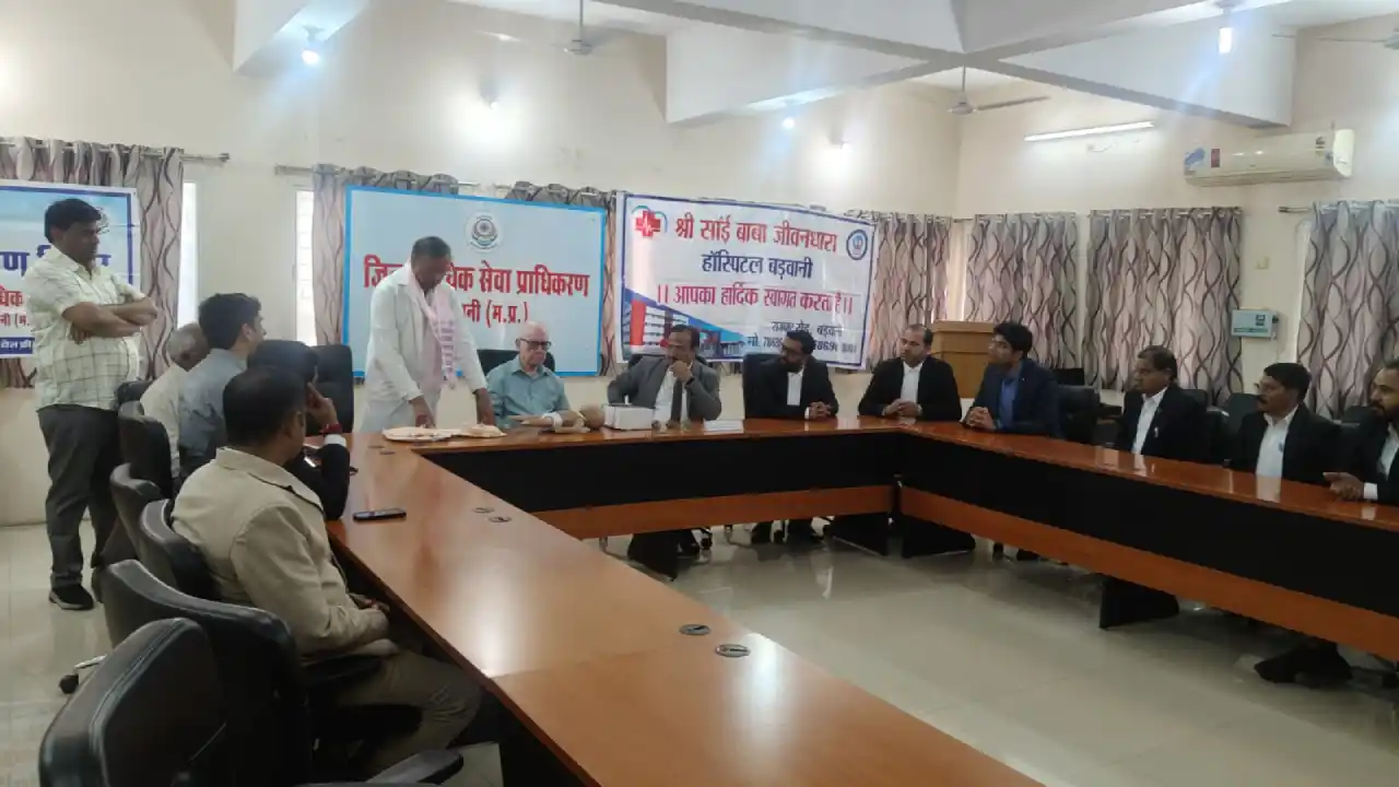 स्वास्थ्य परीक्षण शिविर में अमेरिका के सुपर स्पेशलिटी चिकित्सक ने दी CPR की ट्रेनिंग।