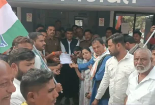 कांग्रेस पार्टी ने सड़क पर घंटा बजाकर निकाली रेली,नगरीय प्रशासन मंत्री का फूंका पुतला,