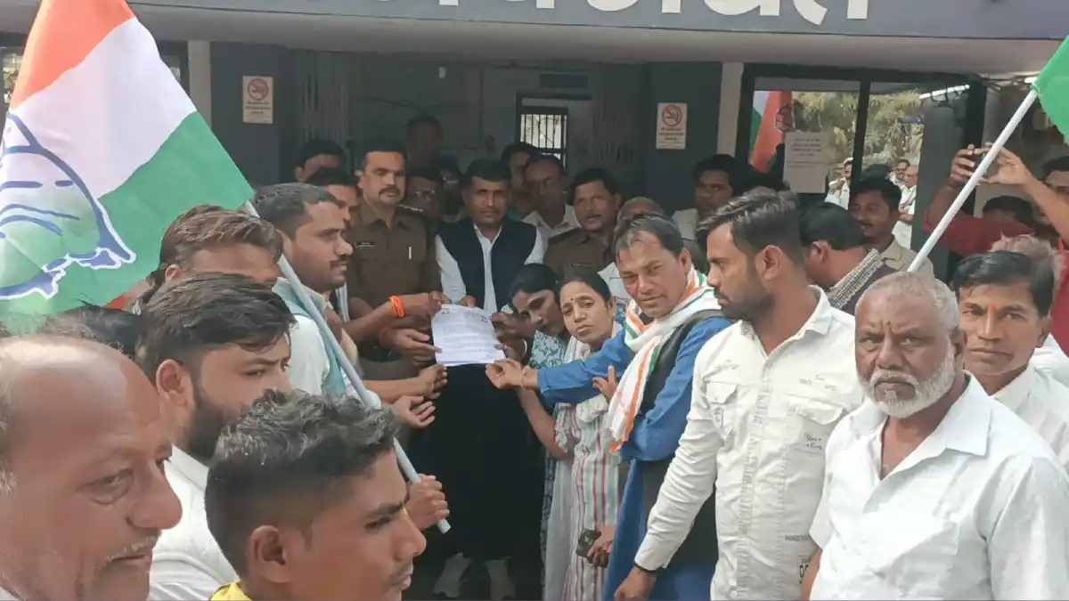 कांग्रेस पार्टी ने सड़क पर घंटा बजाकर निकाली रेली,नगरीय प्रशासन मंत्री का फूंका पुतला,