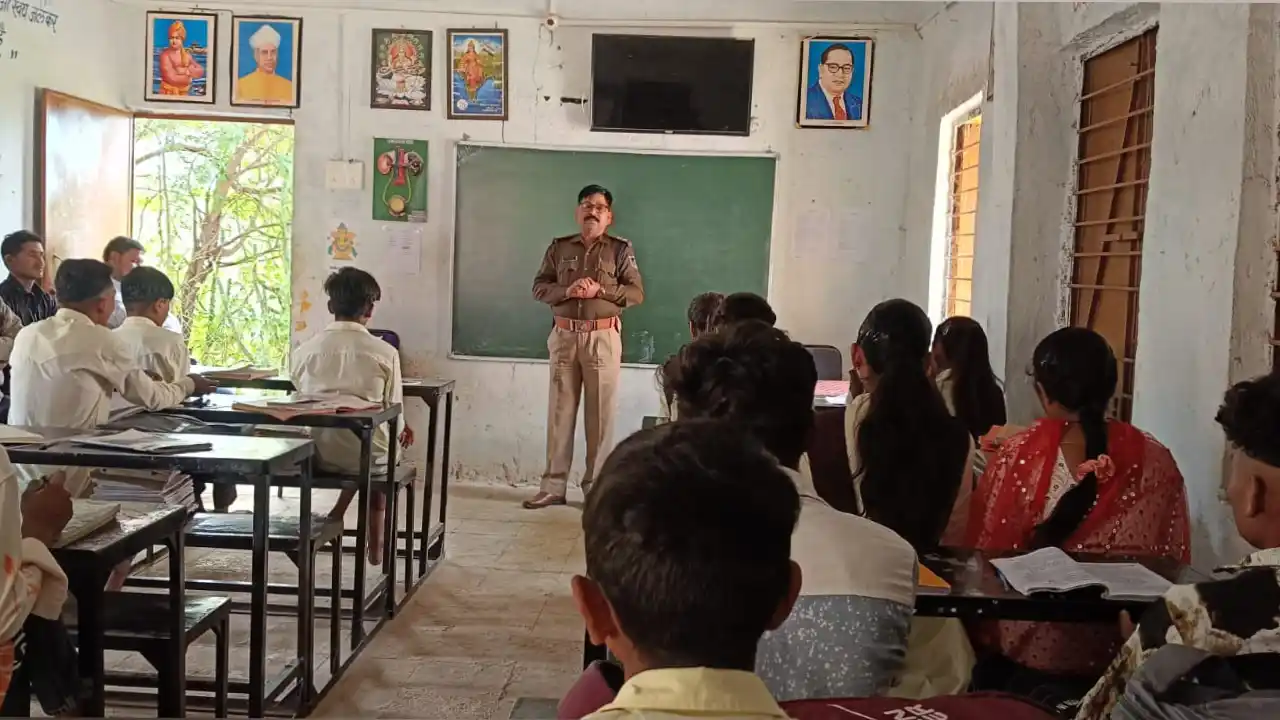 पाटी पुलिस ने शासकीय विद्यालय चेरवी में यातायात सड़क सुरक्षा के संबंध में किया जागरूक।