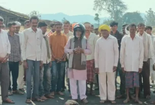 घरड़गांव के निवासी सामाजिक एवं मांगलिक आयोजनों पर आमजनों को हेलमेट के फायदे बताकर कर रहे अपील