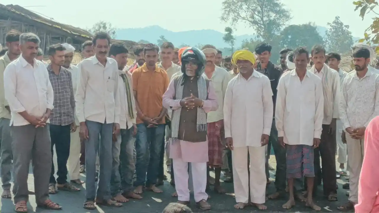 घरड़गांव के निवासी सामाजिक एवं मांगलिक आयोजनों पर आमजनों को हेलमेट के फायदे बताकर कर रहे अपील