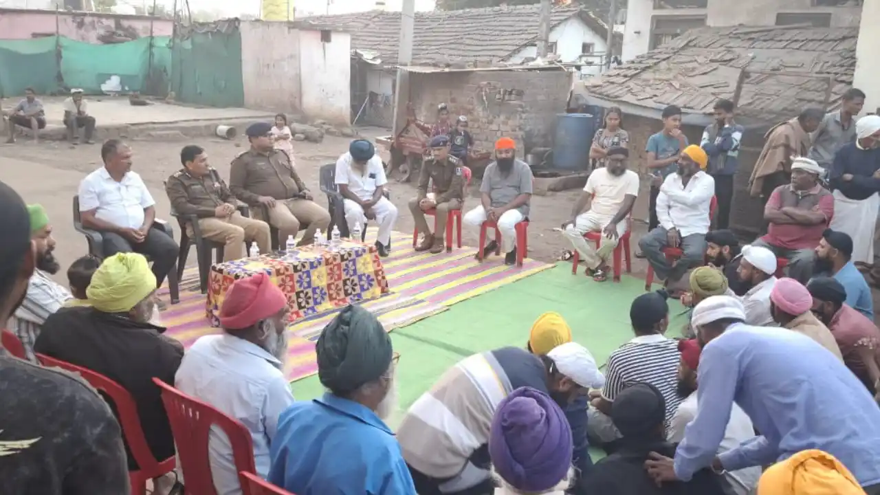 वरिष्ठ पुलिस अधीक्षक द्वारा ग्राम उमटी में पुलिस चौपाल, सिकलीगर समाज से किया जनसंवाद