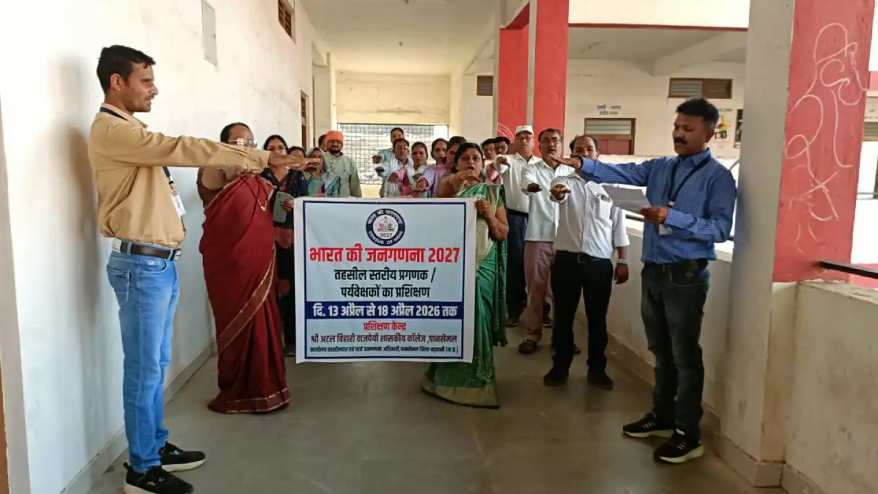 श्री अटल बिहारी वाजपेई शासकीय महाविद्यालय में जनगणना हेतु अंतिम एवं अतिरिक्त बेच का प्रशिक्षण हुआ संपन्न,जिला फील्ड ट्रेनर ने दिलाई शपथ।